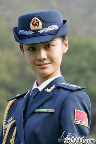 著(zhù)07式禮服的空軍女軍官
