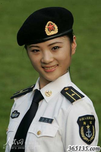 著(zhù)07式禮服的陸軍女軍官