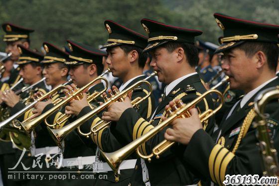 著(zhù)新裝的軍樂(lè )隊隊員