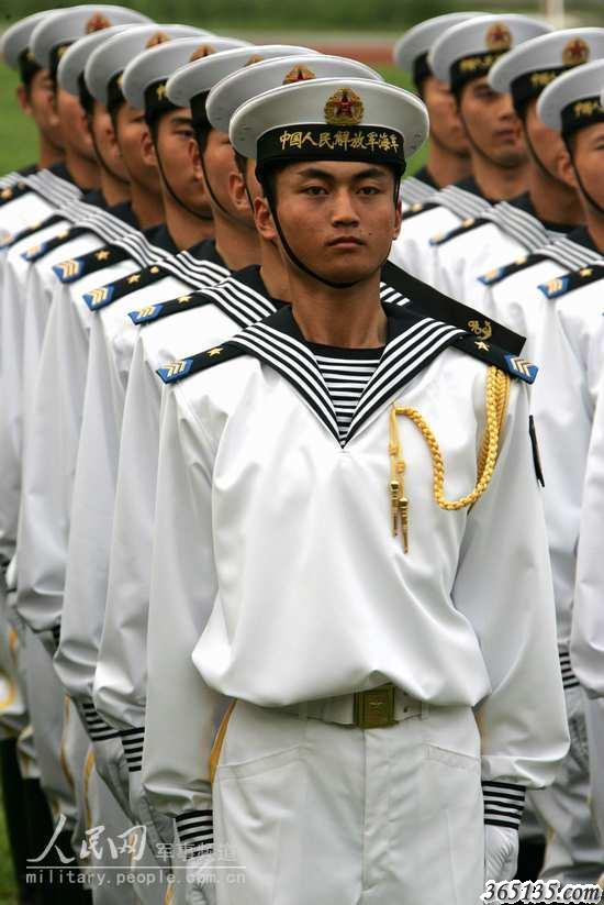 著(zhù)儀仗隊禮賓服的海軍士兵