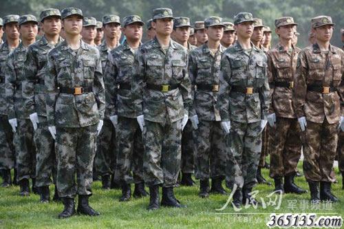 07式數碼迷彩服短距離內的偽裝效果較好