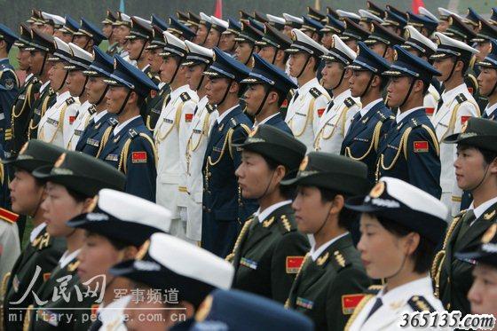 著(zhù)07式新軍服的三軍官兵