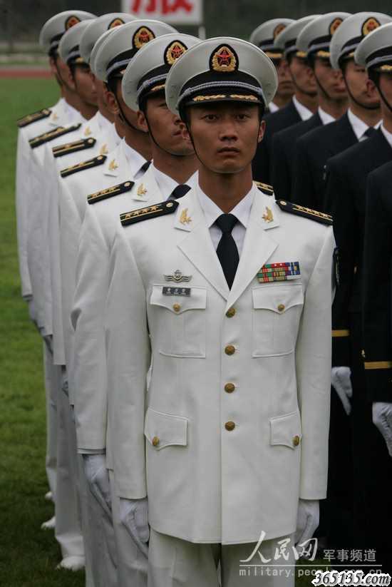 著(zhù)春秋常服的海軍軍官
