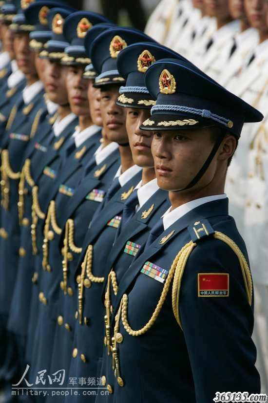 著(zhù)春秋常服的海軍軍官