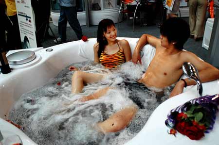 ͥV֮ԡ߅_˹ִ(l )Ů˹(zh)Ӿ M(jn)ԡסxˮHչ[ekһ(chng)Ҿӽb[(hu )һ̼@NЏ͵ķʽhՓHһ 10r(sh)SHչ[һϲһlԡĹ˾չλǰһ(g)ɫpԡ(w)Tˮõ廨߅һ(g)_˹ִ(l )һŮÓԡ(zh)Ӿf(shu)ЦM(jn)ԡסxˮ B@ǽĹ˾2000Ԫ(chng)MՈ(li)?ch)ȺhՓŮʿJ@һNʽ̼Ҵe_(ki)Ҳǰl](mi)ʲôܲ˵ͦõX(ju)ܜܰ뷨Ҳ܄eAf(shu) ǰ(li)ُıRŮʿtJ̼@Nʽ׌˽ܲϴ豾(li)Ǻ[˽ڴͥV֮¡xˮoзNܲȫĸX(ju)ɷһ(li)SŮʿt(zh)Ęf(shu)֮X(ju)ܲ