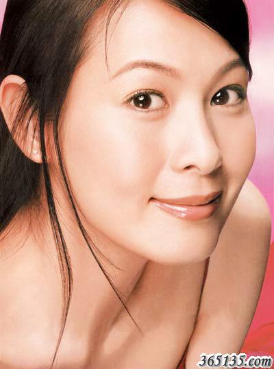 劉若英 代言化妝品---艾文莉化妝品系列 目前廣告身價(jià):300萬(wàn)