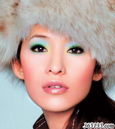 蕭亞軒 代言化妝品---Up2U化妝品系列 目前廣告身價(jià):200萬(wàn)