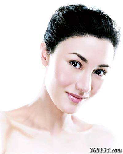 李嘉欣 代言化妝品---歐萊雅化妝品系列 目前廣告身價(jià):200萬(wàn)