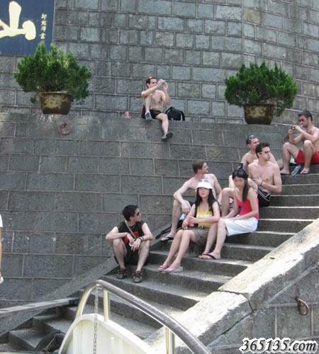 6名法國男子眾目睽睽下在千島湖景區蜜山島光著(zhù)上身坐在游輪的碼頭上