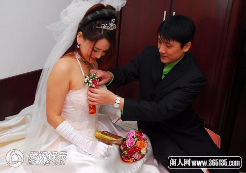 新郎為楊欣戴胸花