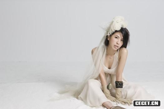 許茹蕓拍封面優(yōu)雅受凍