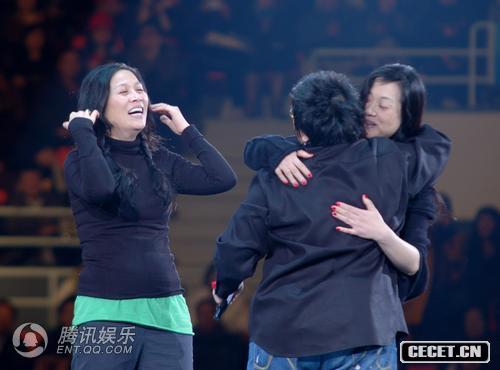 韓紅與毛阿敏熱情擁抱