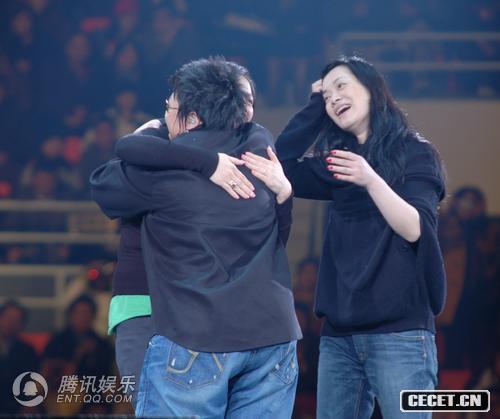 韓紅與那英熱情擁抱
