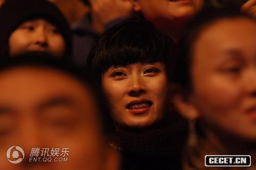 李霞前來(lái)觀(guān)看演出