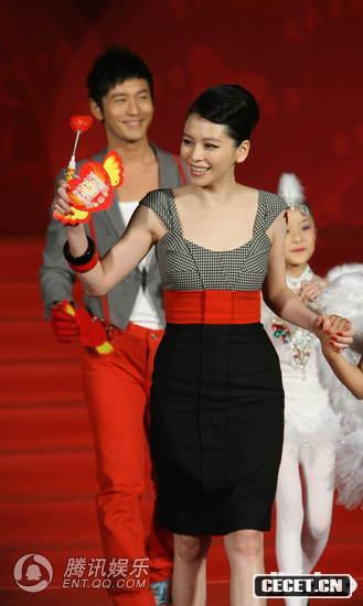 徐若瑄格子黑裙突顯身材