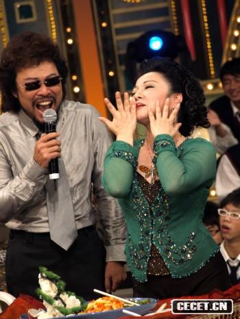 冰冰姐神情投入