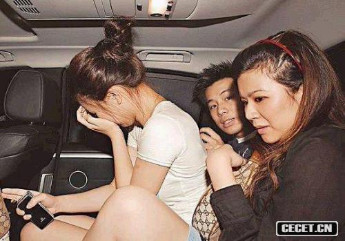 霍啟人和女友REBECCA以及友人出去玩 發(fā)現記者REBACCA嚇到以手遮面尖叫