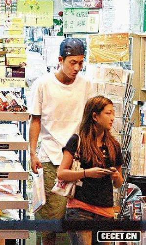 楊永晴與男友買(mǎi)文具