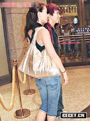 REBECCA為避記者 在樓梯里跑 高跟鞋都甩掉了 后來(lái)友人幫她撿回來(lái)