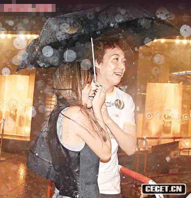 霍詠詩(shī)無(wú)傘 公關(guān)幫她撐傘