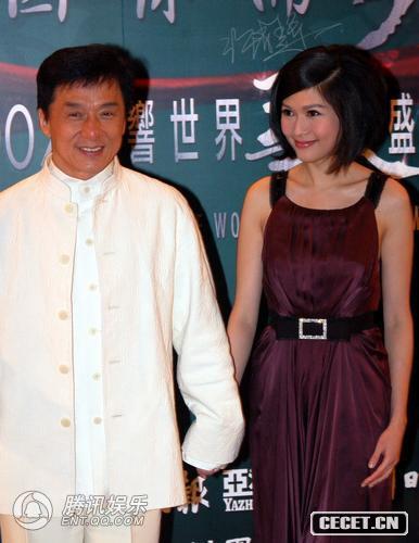 成龍與美女主持沈星共同亮相