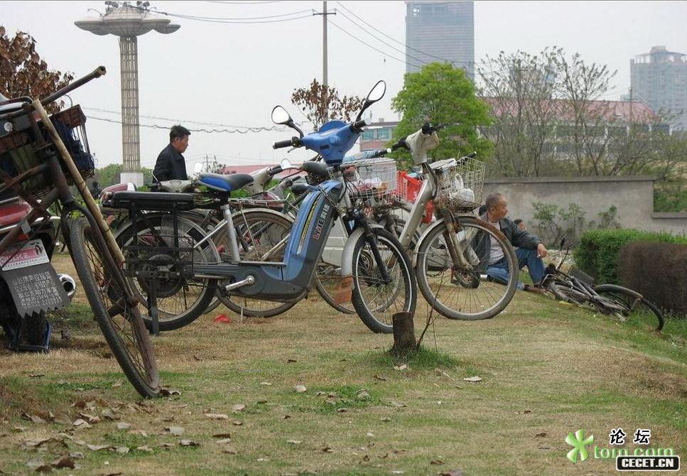 路邊停滿(mǎn)了電動(dòng)車(chē)摩托車(chē)之類(lèi)的交通工具