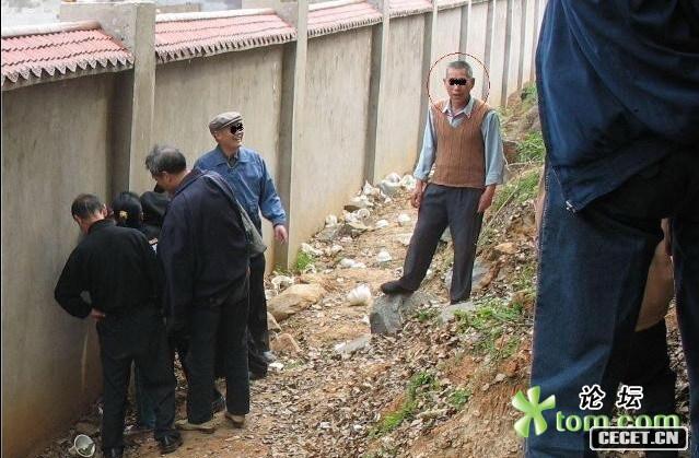 正在偷拍中~~~~有位大爺好像發(fā)現了我的存在....正在用懷疑的目光看著(zhù)我...情況不對,先閃...為了維護大爺們肖像權,正面相我都給他們戴了墨鏡