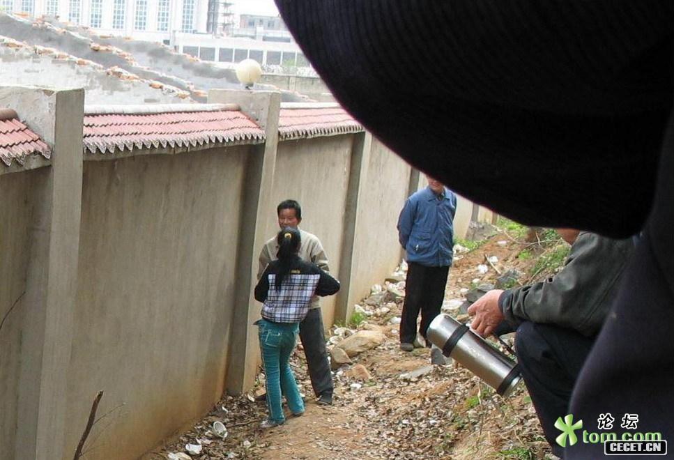 結束了... 此中年男子意猶未盡 這時(shí)女的說(shuō)話(huà)了:你再加一元錢(qián),還可以摸下子