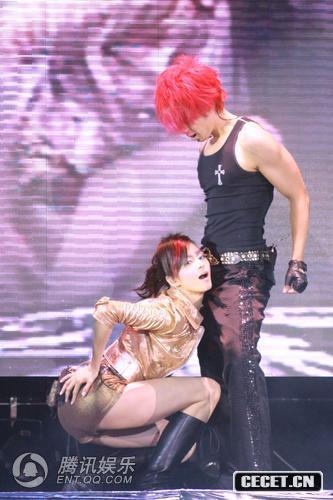 梁詠琪的個(gè)唱舞姿也十分大膽