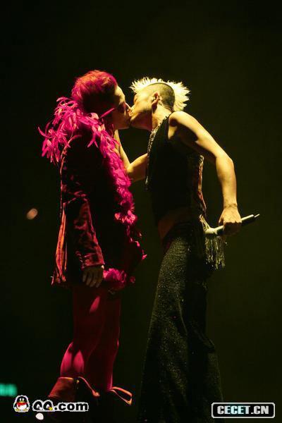 草蜢組合更是大膽玩“斷背吻”