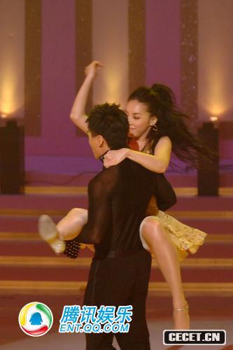 不顧走光奮力旋轉