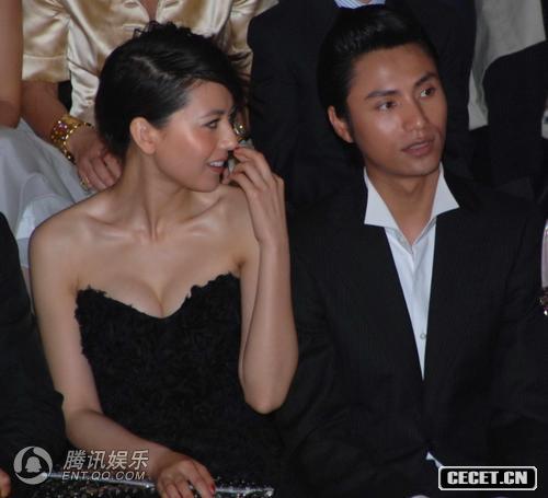 高圓圓與另一邊的陳坤咬耳朵