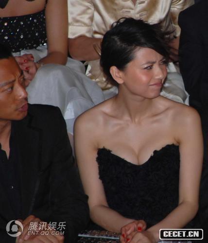 張涵予還在不停的盯著(zhù)高圓圓