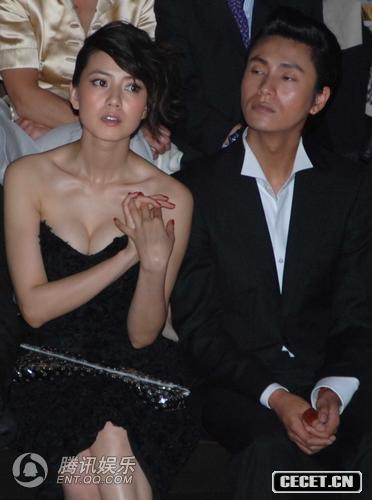 二人專(zhuān)心看時(shí)裝秀