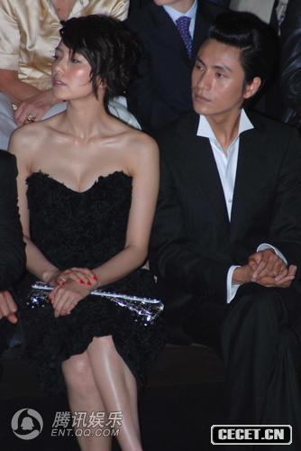 倆人默契向左看