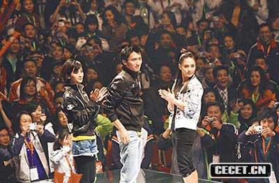 Twins圍繞著(zhù)謝霆鋒出場(chǎng)(圖:中新網(wǎng))