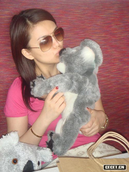 抱個(gè)公仔樹(shù)袋熊親親