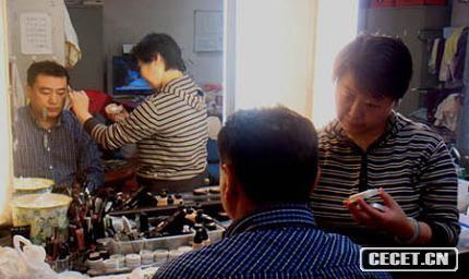 化妝師給播音員化妝