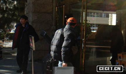 記者采訪(fǎng)到重要新聞急忙歸來(lái)