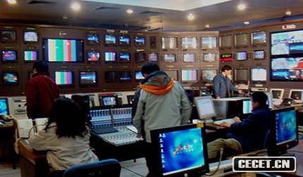 導播室工作人員作精心播出準備