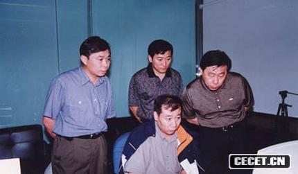 領(lǐng)導在播出現場(chǎng)審看