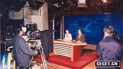 攝像人員與燈光師迅速取景和布光