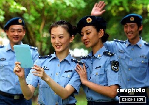身著(zhù)07式空軍夏裝的靚麗文職女軍人