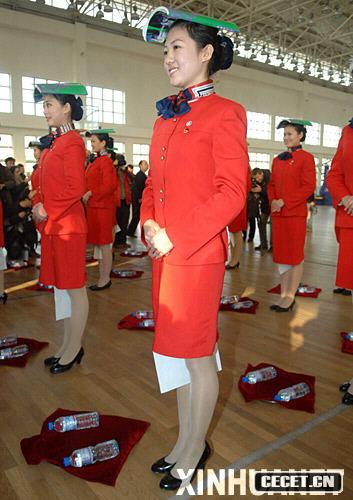 學(xué)生在練習站姿