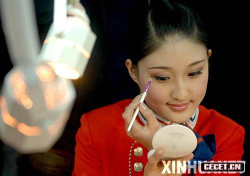 航空服務(wù)專(zhuān)業(yè)學(xué)生學(xué)習化妝