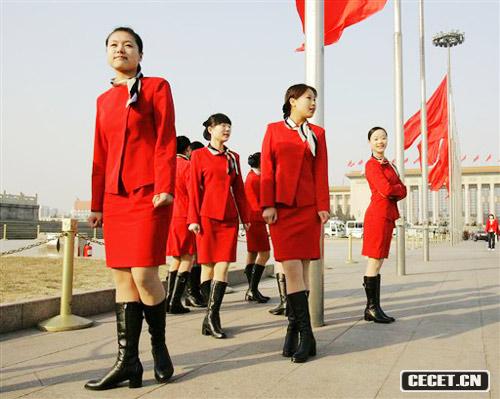 工作人員在天安門(mén)廣場(chǎng)合影