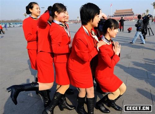 工作人員在天安門(mén)廣場(chǎng)合影