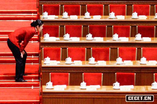 服務(wù)員為參加人大會(huì )議的代表倒茶