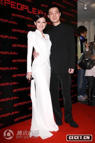 與老公甜蜜亮相