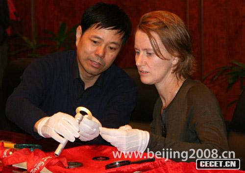 仔細檢查玉環(huán)每一部位